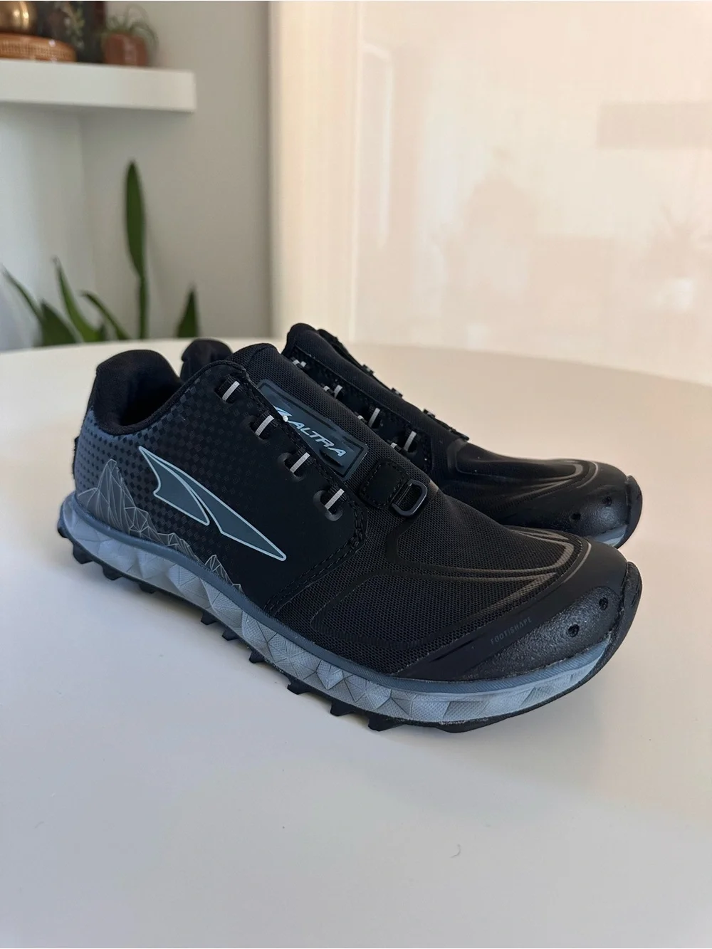 ALTRA superior 4.5 gator trap athletic women’s size 7.5 black/blue
